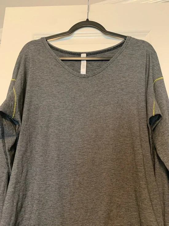 lululemon athletica Black & White Striped Long Sleeve Top Sz 8, GUC - Picture 3 of 6